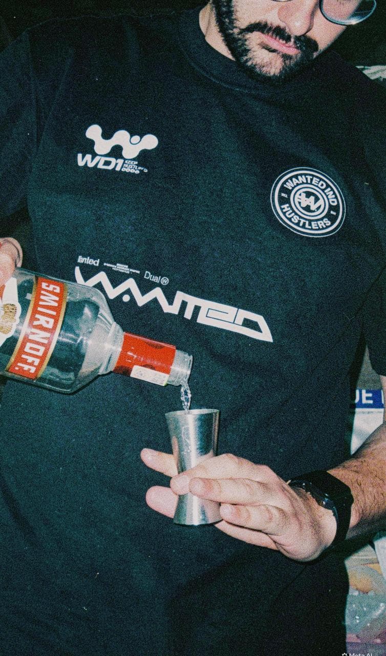 Bartender Vyra Drinks preparando uma dose para um evento
